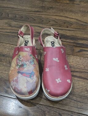 DoGo Red Cat Womens Platforms Clogs Size 39 Ecletic Artsy Whimsical